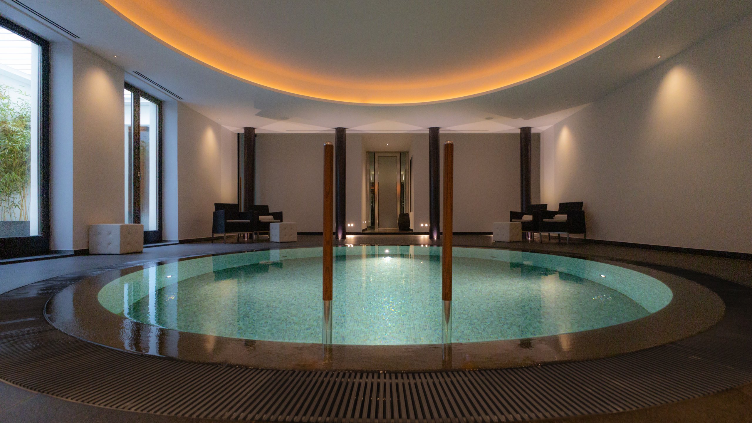 Relaxing Pool Richtung Thermen